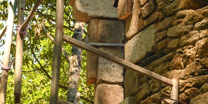 Poses des corbelets de la fenêtre donnant sur le chemin