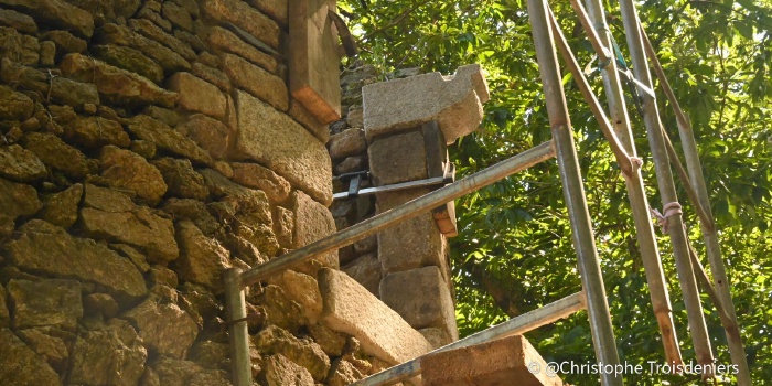 Poses des corbelets de la fenêtre donnant sur le chemin