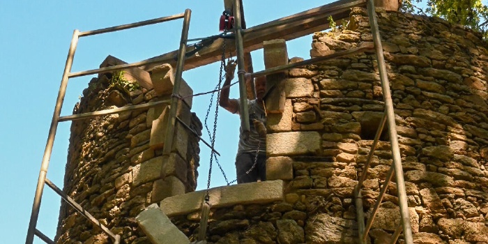 Poses des corbelets de la fenêtre donnant sur le chemin