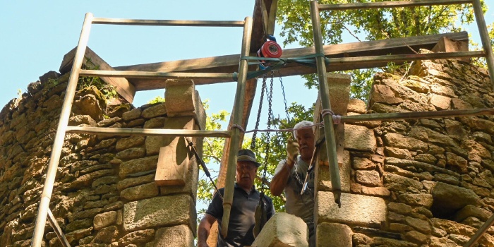 Poses des corbelets de la fenêtre donnant sur le chemin