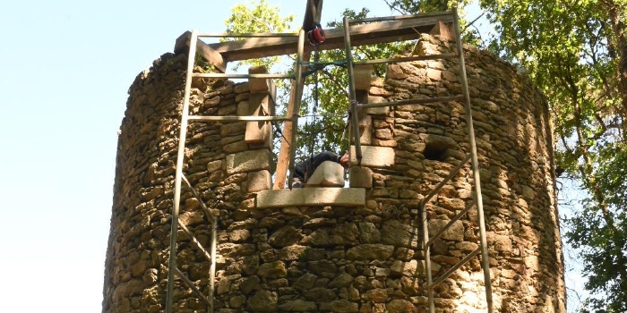 Poses des corbelets de la fenêtre donnant sur le chemin