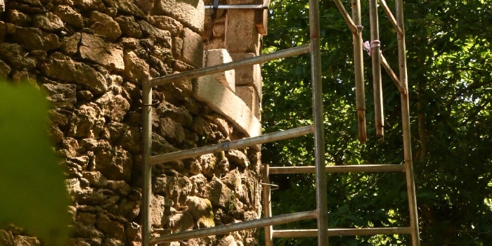 Poses des corbelets de la fenêtre donnant sur le chemin