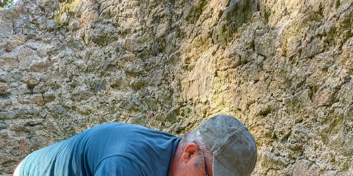 Poses des corbelets de la fenêtre donnant sur le chemin