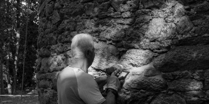 Derniers jambages installés avant la pose du dernier linteau