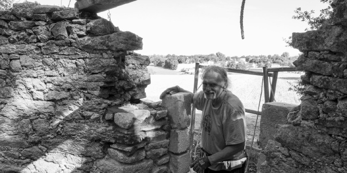 Derniers jambages installés avant la pose du dernier linteau