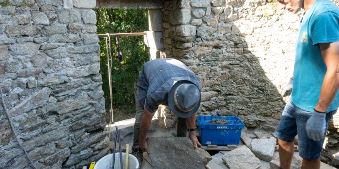 Derniers jambages installés avant la pose du dernier linteau