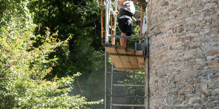Derniers jambages installés avant la pose du dernier linteau