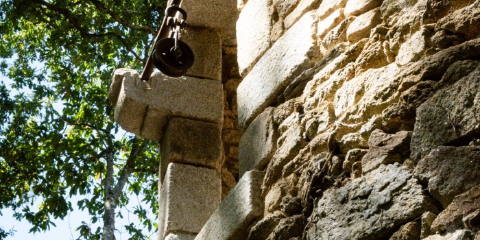Derniers jambages installés avant la pose du dernier linteau