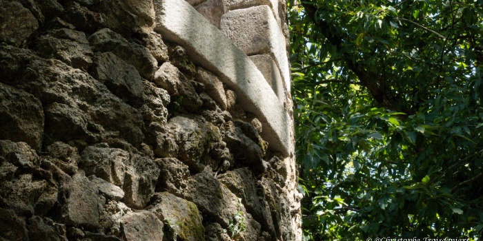 Derniers jambages installés avant la pose du dernier linteau
