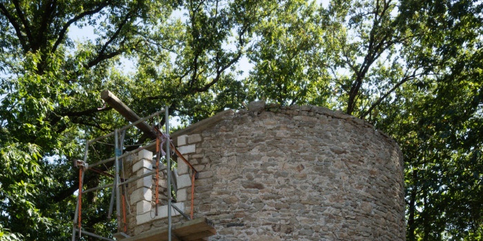 Derniers jambages installés avant la pose du dernier linteau