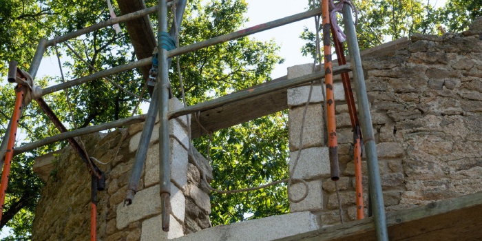 Derniers jambages installés avant la pose du dernier linteau