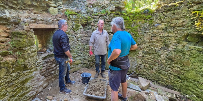Poursuite des travaux et de la gravure de la date de construction du moulin