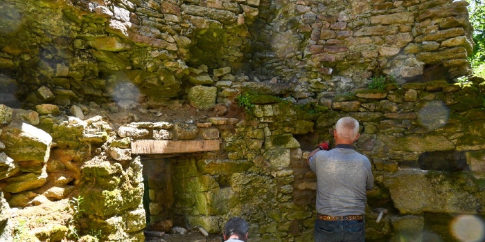 Poursuite des travaux et de la gravure de la date de construction du moulin