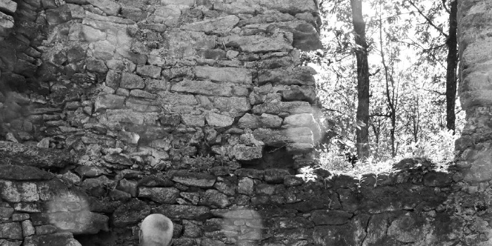 Poursuite des travaux et de la gravure de la date de construction du moulin
