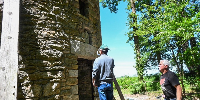 Poursuite des travaux et de la gravure de la date de construction du moulin
