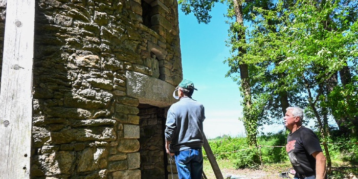 Poursuite des travaux et de la gravure de la date de construction du moulin