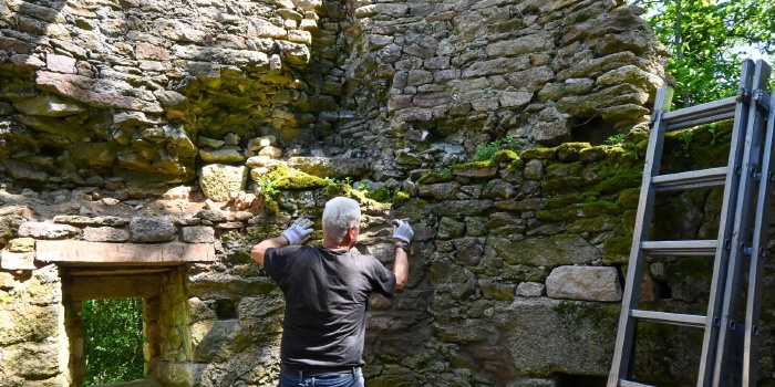 Poursuite des travaux et de la gravure de la date de construction du moulin