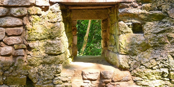 Poursuite des travaux et de la gravure de la date de construction du moulin