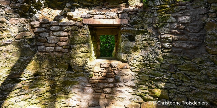 Poursuite des travaux et de la gravure de la date de construction du moulin