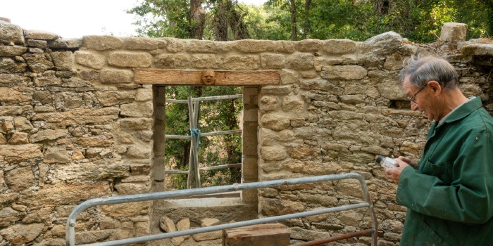 Poursuite des joints au socle du moulin