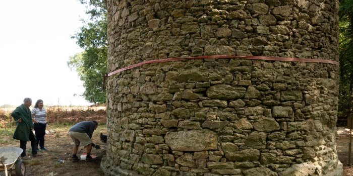 Poursuite des joints au socle du moulin