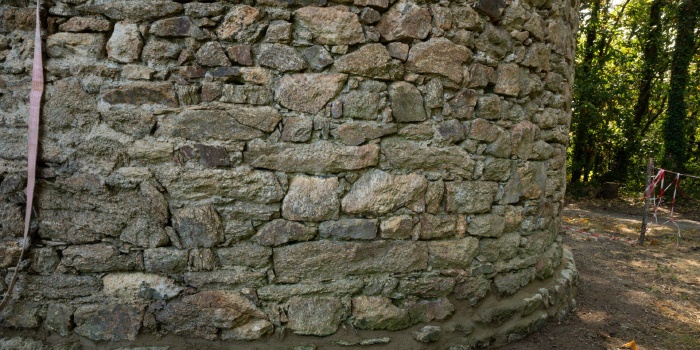 Poursuite des joints au socle du moulin