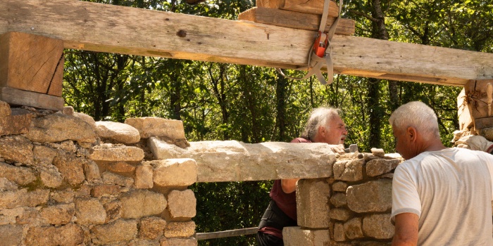 Pose du linteau et début de la maçonnerie de la 2ème fenêtre