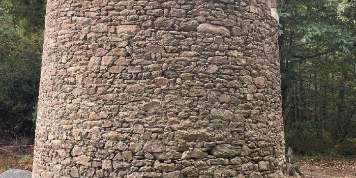 Fin de la maçonnerie de la fenêtre (côté champ)