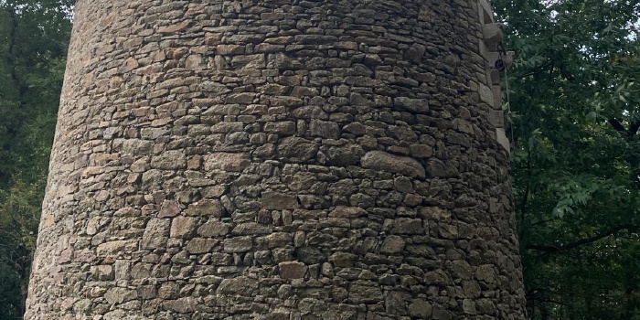 Fin de la maçonnerie de la fenêtre (côté champ)